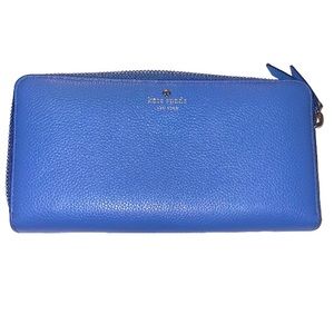 KATE SPADE ♠️ NEW YORK WALLET WITH 12 CARD SLOTS AND ZIPPERED CHANGE POCKET.